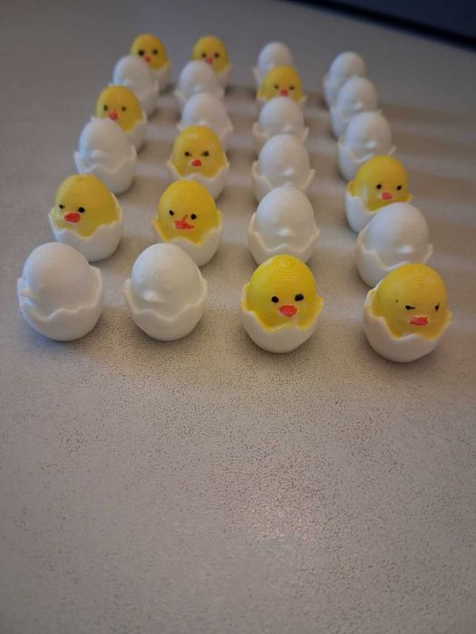 Сладка мини фигурка – пиленце в яйце