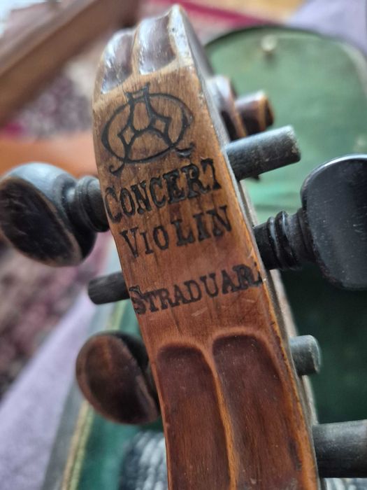 Vand vioară veche, tip Stradivarius în stare bună