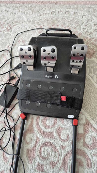 Vand scaun gaming cu volan si pedale