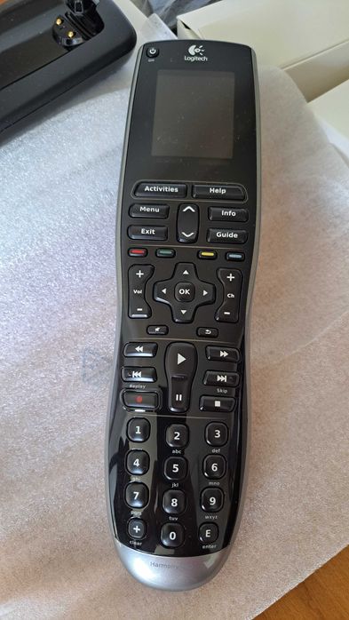 Telecomanda universala Logitech Harmony 900, stare perfecta functional si estetic