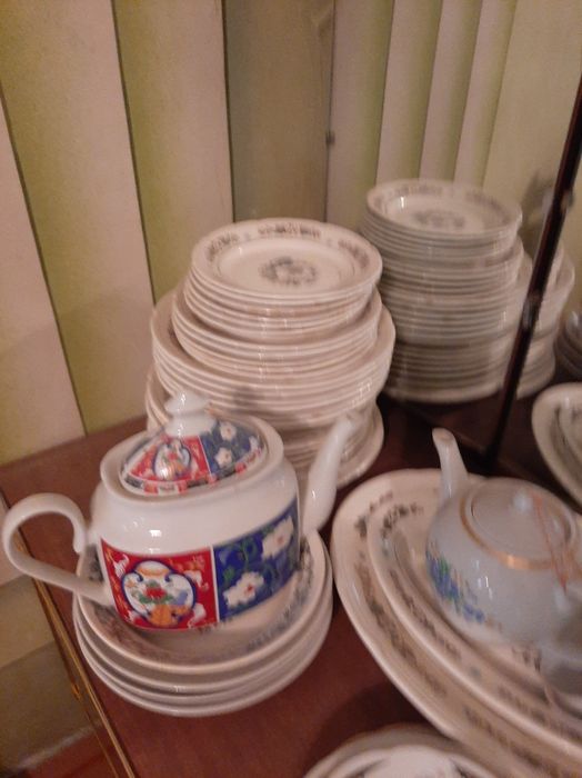 Посуда разная,тарелки-чайники.