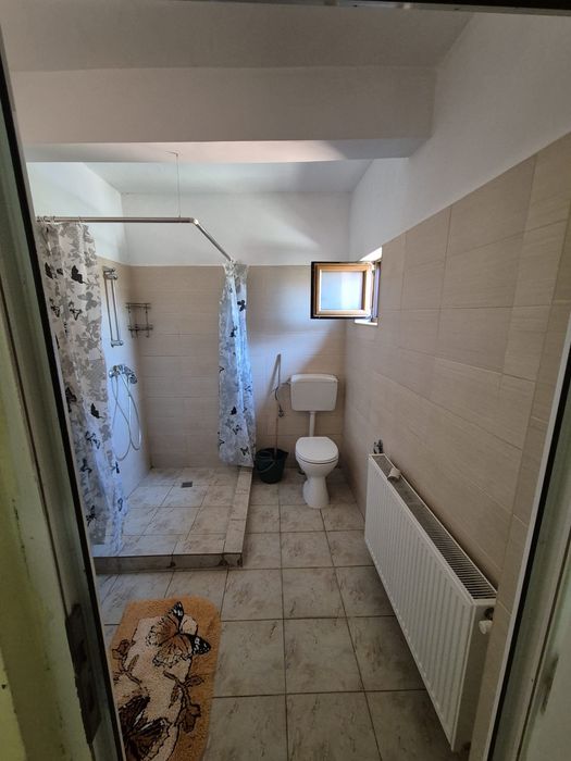 Închiriez  apartament la casa