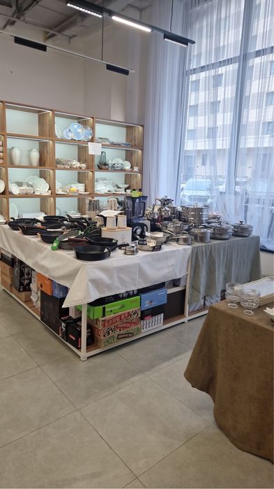 Торговый стол / остров для магазина, шоурума Loft