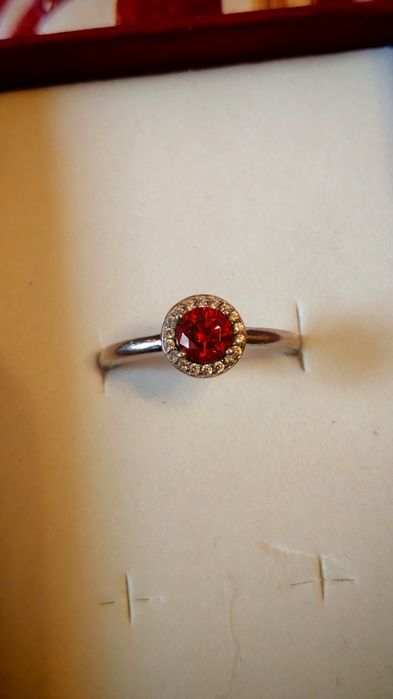 Продавам сребърни пръстени с естествен камък