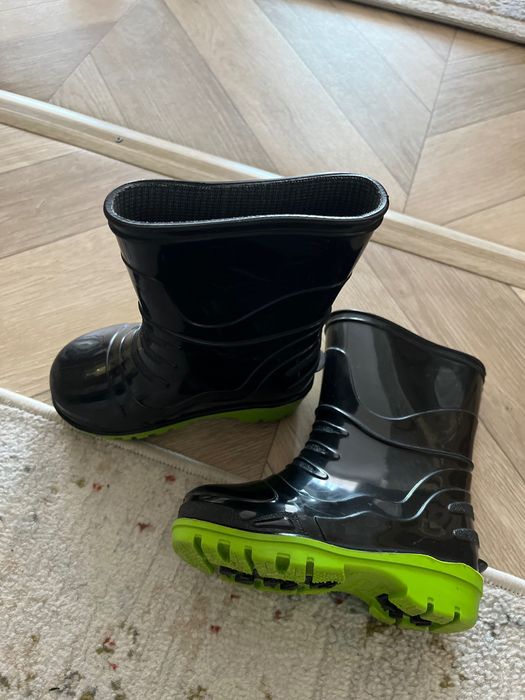 Продам детскую обувь