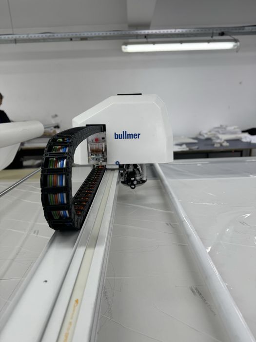 Кроялен робот комплект с накатаваща количка и маса Bullmer E80