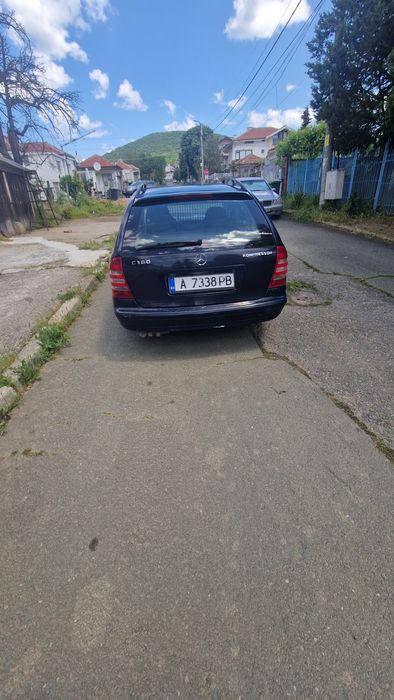 Продавам личния си автомобил Mercedes C180