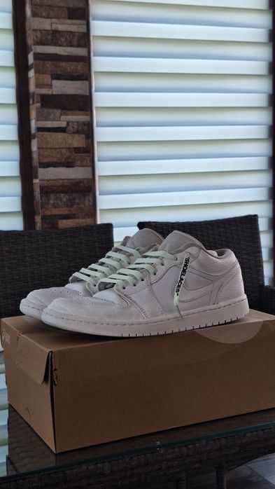 Jordan 1 low + off white laces