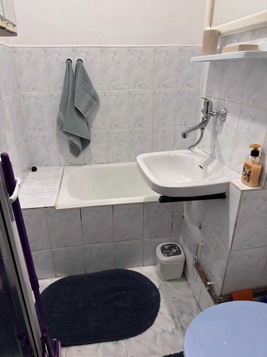 Garsonieră parter 24 mp + beci 20 mp acces interior, zona Mall Coresi