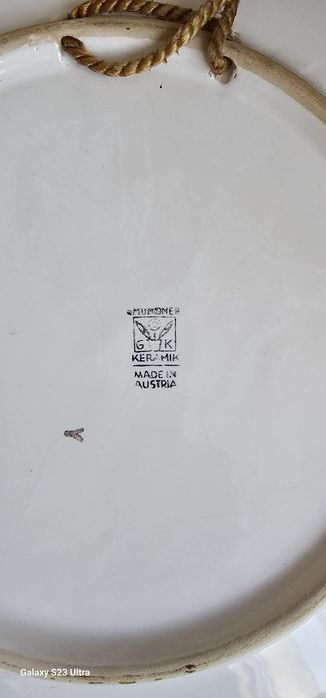 Чиния за закачане на стена