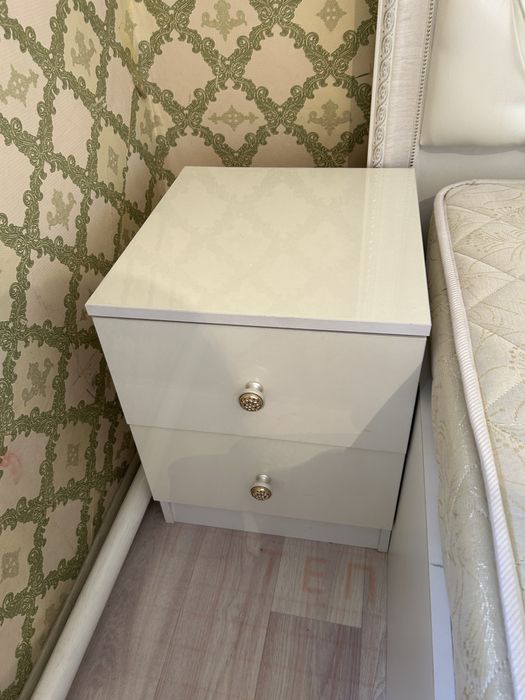 кровать с тумбочками в спальню