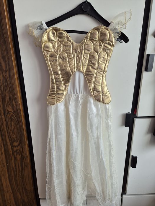 Костюм на вещица и костюм на ангел