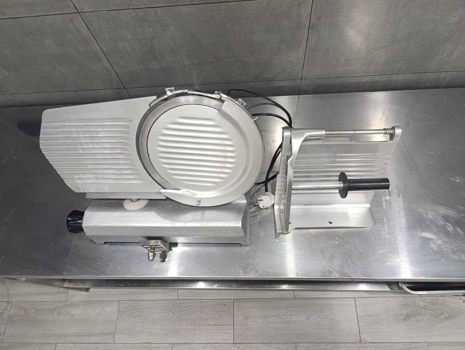 Слайсер для нарезки колбасы.