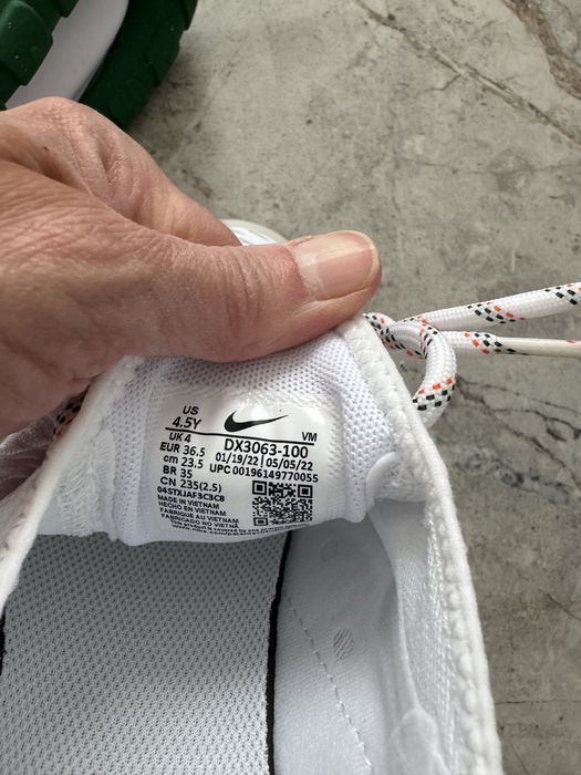 Оригинални дамски маратонки Nike 270