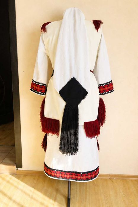 Налична Македонска носия