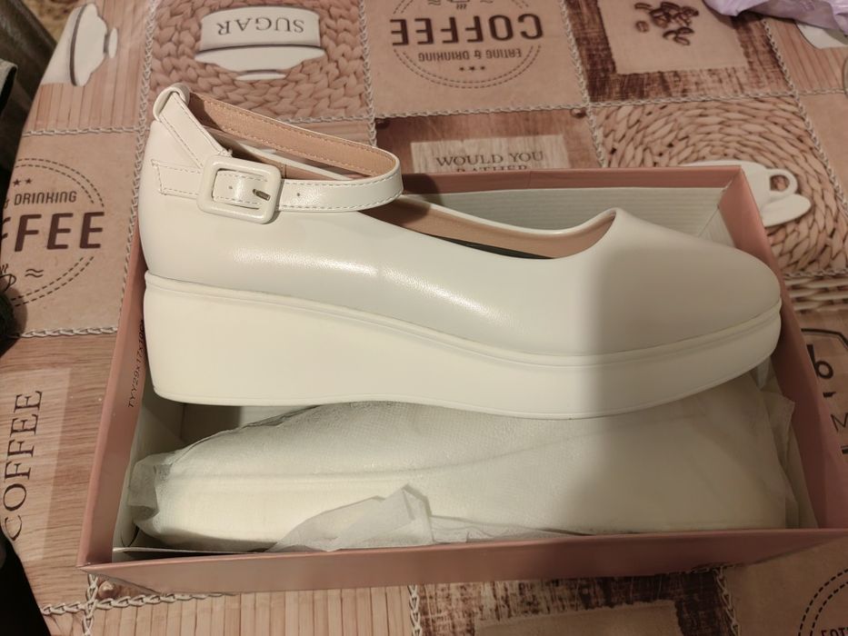 Официални бели обувки