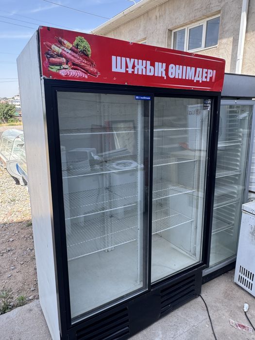 Продаю витринный  холодильник