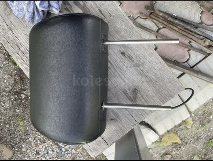 Подголовники с экраном от субару аутбака