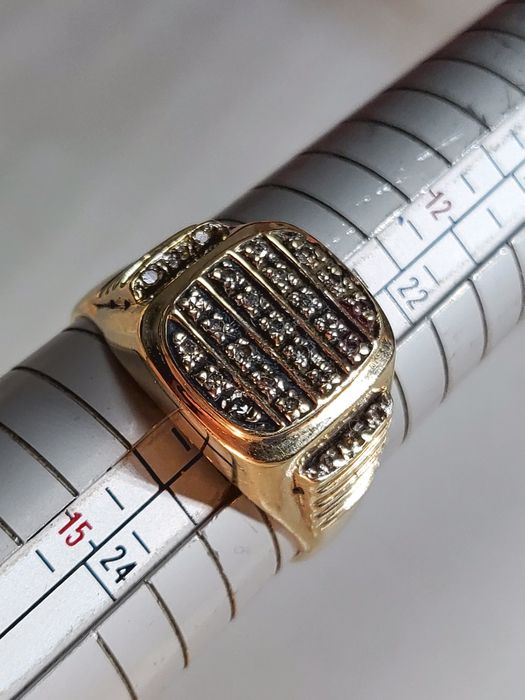 Ghiul bărbătesc din aur de 10K cu pietre semiprețioase albe