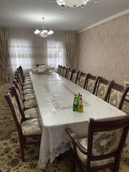 Стол и стулья на 20 человек