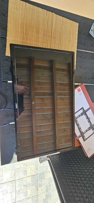 Televizor LED UTOK 61 cm