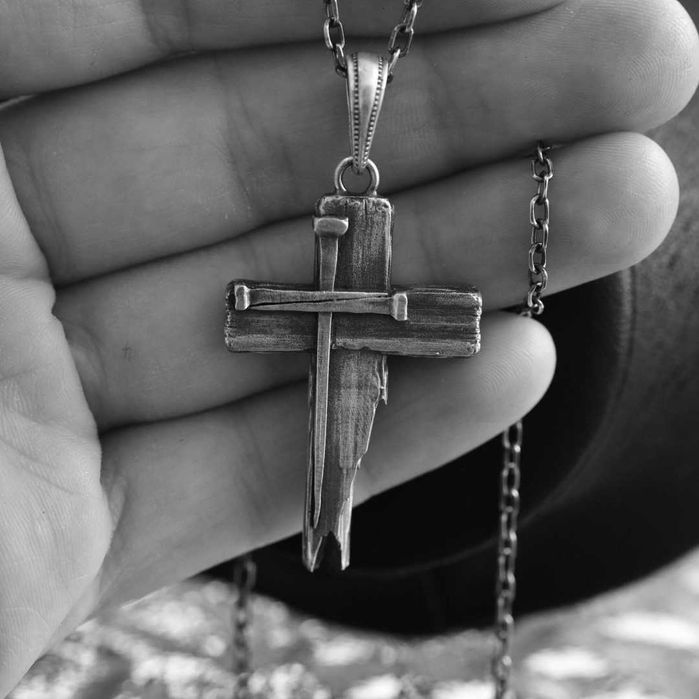 Сребърен медальон 925 – масивен мъжки кръст, символ на вяра.