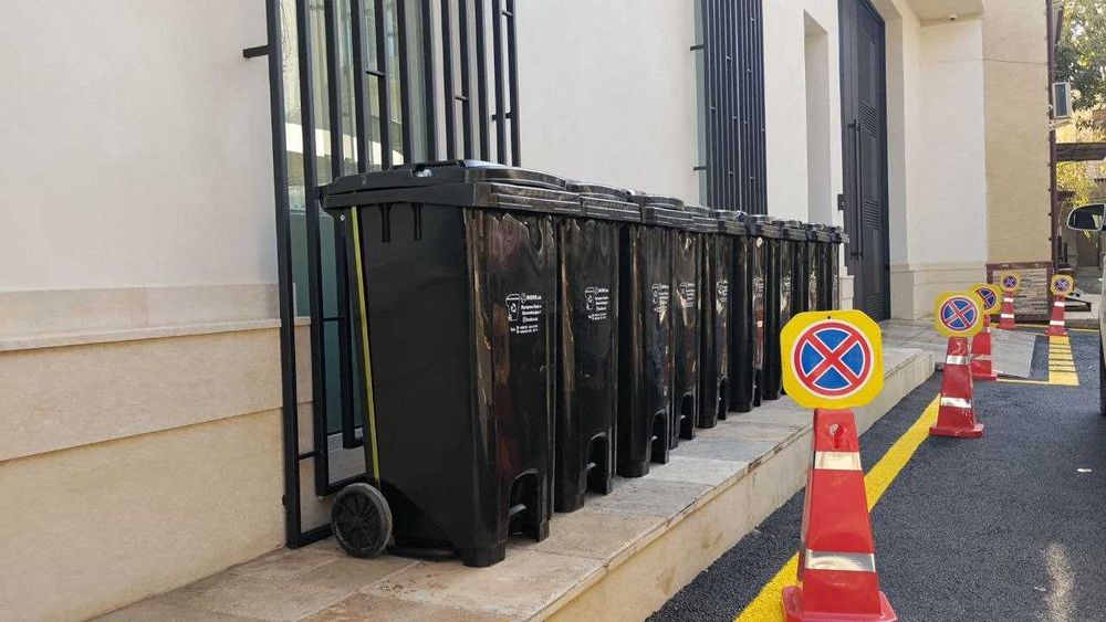 Пластмассовый контейнер для мусора