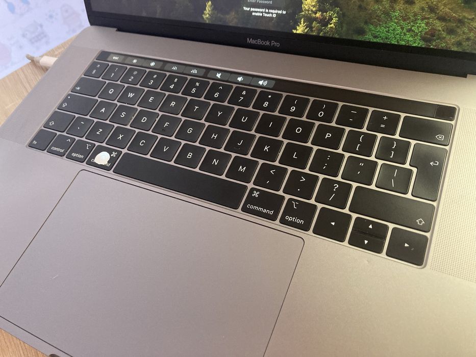 MacBook Pro 15" 2019 2.6GHz 6-Core i7/ 16GB RAM/ 256GB SSD