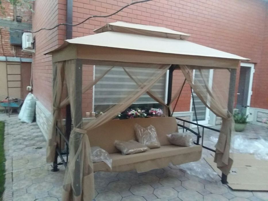 Садовая качеля с москитной сеткой