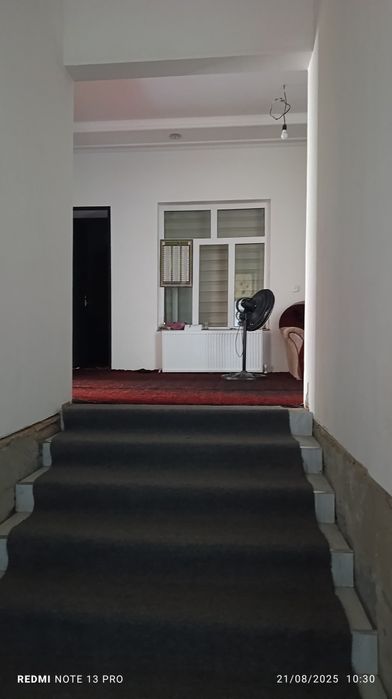 Уй сотилади кўк сарой институтда