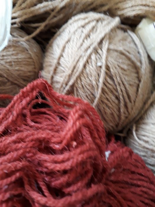 Продается пряжа полушерсть.