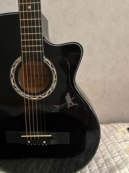 Продам гитару. Новая.