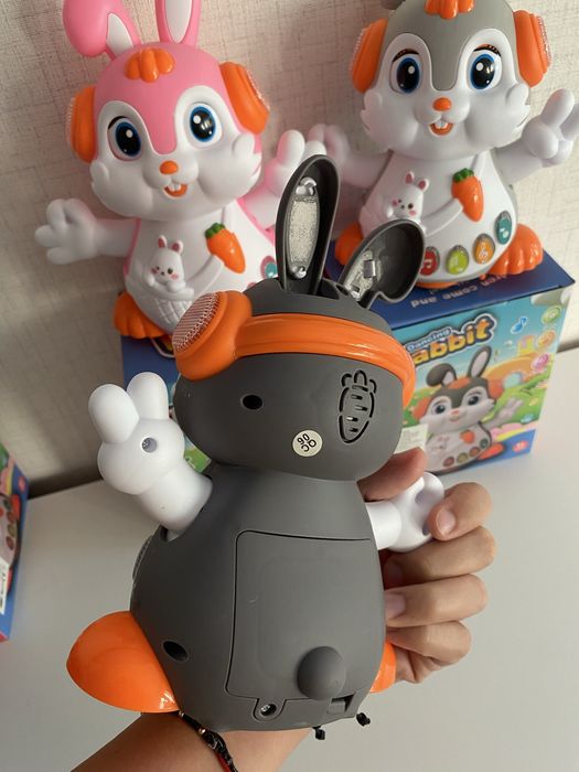 Танцуващо зайче с музика и светлина