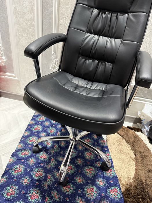 Офисное кресло Dafna, кожзам, на колесиках, отличное состояние
