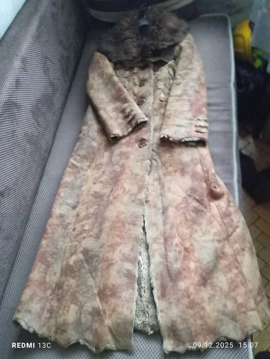 Продавам елегантно дълго зимно палто от еко кожа – отлично състояние!