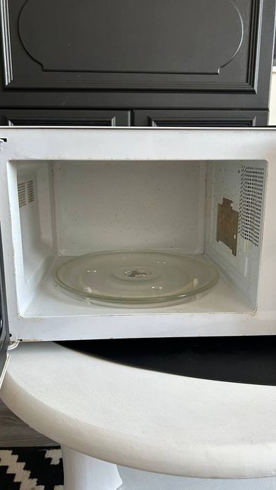 Микроволновая печь Electrolux требуется ремонт.