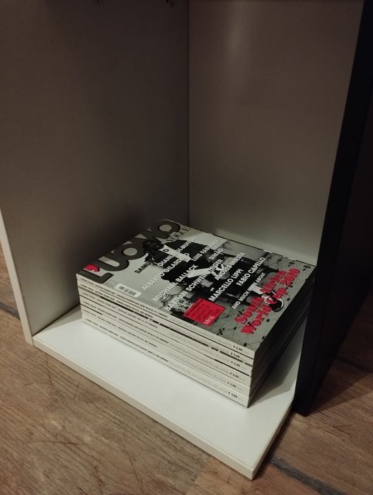 Етажерка за списания и книги