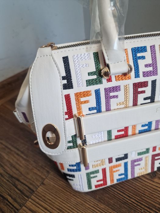 Страхотна дамска чанта  среден размер