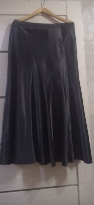Юбка длинная. из. плотного АТЛАСА. Есть подкладка. Насыщенный чёрный ц