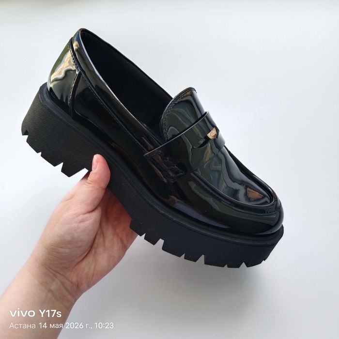 Лакированный лофер  от Zara.   размер 35
