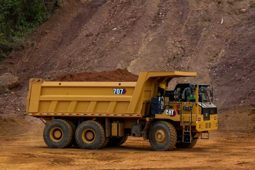 Карьерный самосвал CAT [707] (70т)