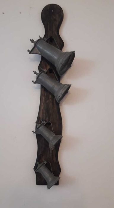 Set de patru pahare carafe cu capac pe suport de lemn