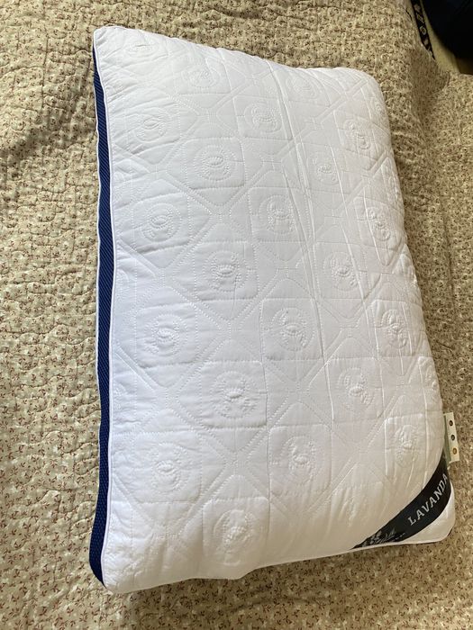 красивые, белые, модные подушки