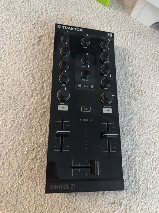 Native Instruments Traktor Z1 – Mixer + Controller DJ stare excelenta