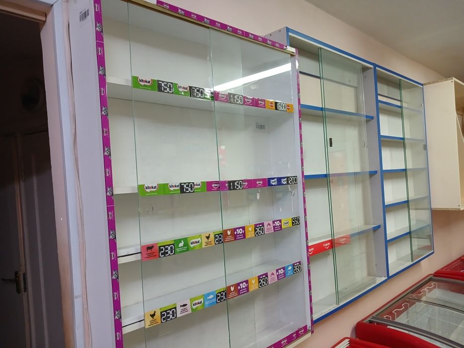 Продам витрины, стеллажи.