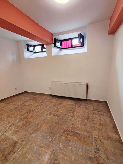 Vând Apartament la demisol cu 2 camere Zona Centrala!
