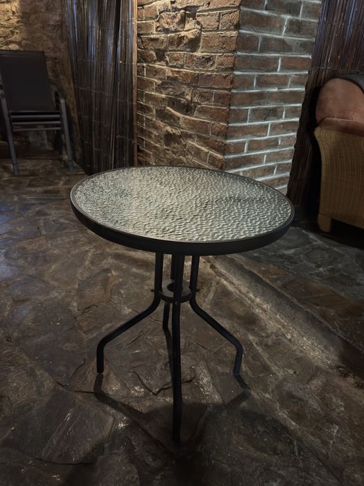 Различни маси и столове