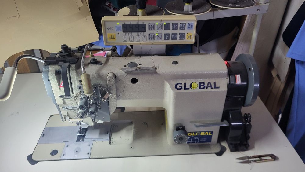 Masina de cusut 2 ace escamotabile