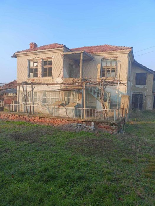 стара къща с двор в с. Тенево