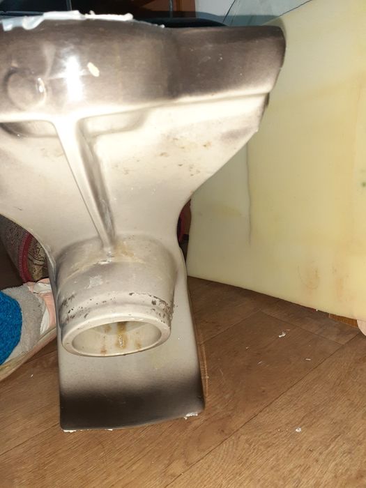 Унитаз в хорошем состоянии.